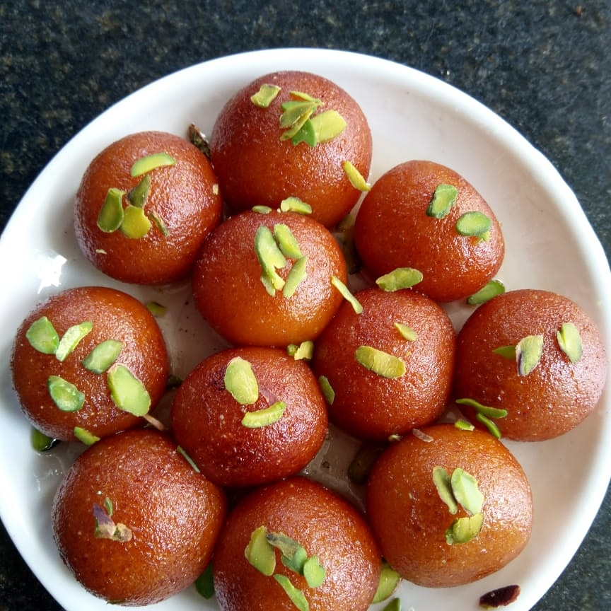 Finished Gulab Jamuns served on a plate
